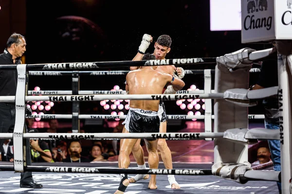 Saenchai P.Saenchai Muay Thai и Julio Fesco из Бразилии в THAI FIGHT 2016 — стоковое фото