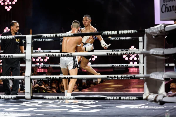 Saenchai P.K.Saenchai Muay Thai sportschool van Thailand en Julio Lobo van Brazilië in Thaise strijd 2016 — Stockfoto