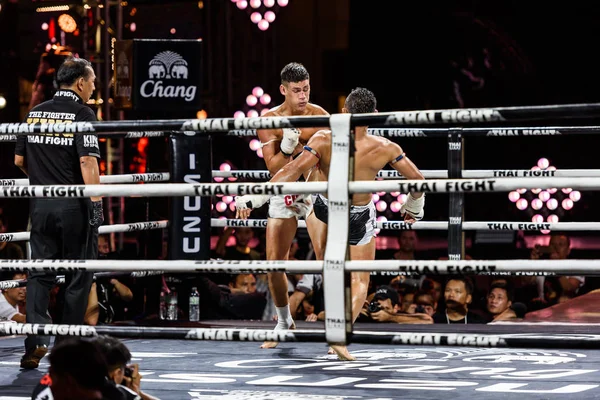 Saenchai p.k.saenchai muay thai gym von thailand und julio lobo von brasilien im thai fight 2016 — Stockfoto