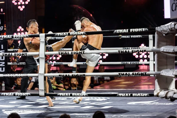 Saenchai P.K.Saenchai Muay Thai Gym Thajska a Julio Lobo z Brazílie v thajské boj 2016 — Stock fotografie