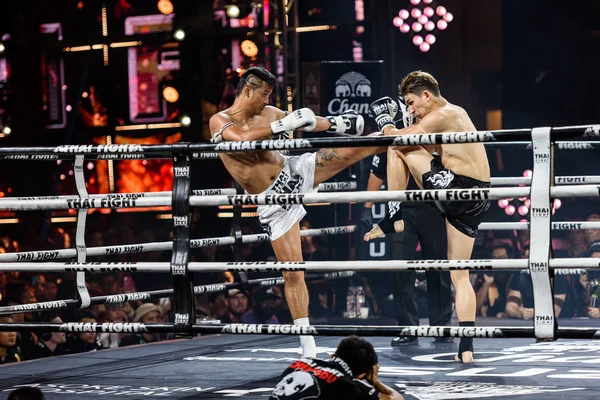 Sudsakorn Sor.Klinmee of Thailand and Antoine Pinto of France in THAI FIGHT 2016 — Stock Photo, Image