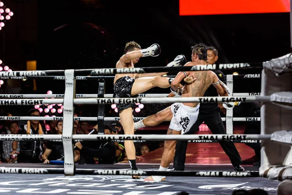 Sudsakorn sor.klinmee of thailand and antoine pinto of france im thai fight 2016 — Stockfoto