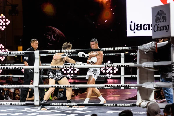 Sudsakorn sor.klinmee of thailand and antoine pinto of france im thai fight 2016 — Stockfoto