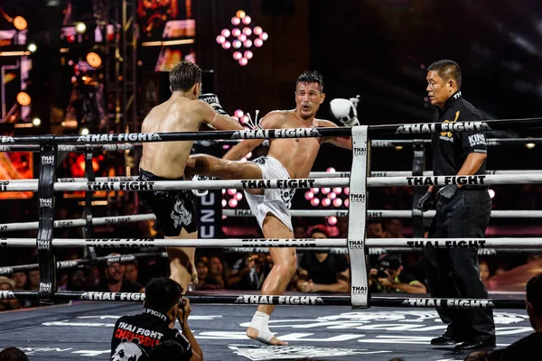 Sudsakorn Sor.Klinmee z Tajlandii i Antoine'a Pinto Francji w Thai Fight 2016 — Zdjęcie stockowe