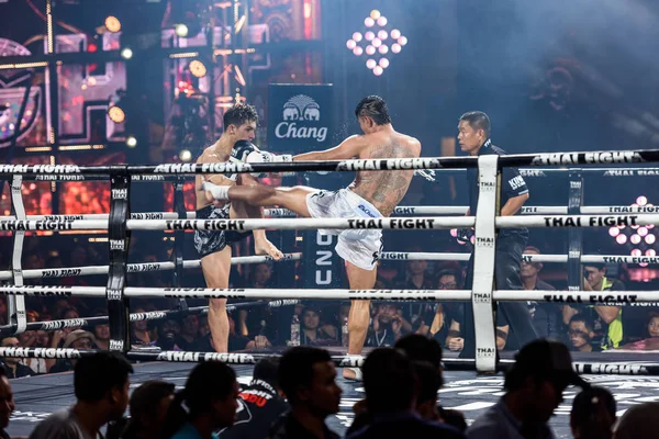 Sudsakorn Sor.Klinmee della Thailandia e Antoine Pinto della Francia in THAI FIGHT 2016 — Foto Stock