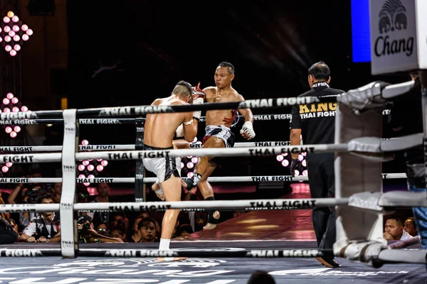 Saenchai P.K.Saenchai Muay Thai Gym of Thailand and Julio Lobo of Brazil in THAI FIGHT 2016 — Stock Photo, Image