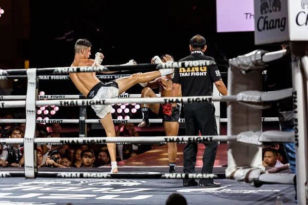 Saenchai P.K.Saenchai Muay Thai Gym of Thailand and Julio Lobo of Brazil in THAI FIGHT 2016 — Stock Photo, Image