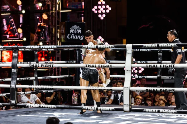 Saenchai P.Saenchai Muay Thai и Julio Fesco из Бразилии в THAI FIGHT 2016 — стоковое фото
