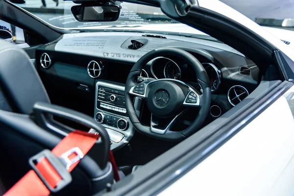 Imagen dentro del coche Mercedes Benz SLC 43 . — Foto de Stock