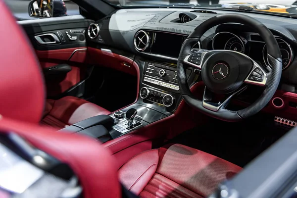 Immagine all'interno della Mercedes Benz SL 400 . — Foto Stock