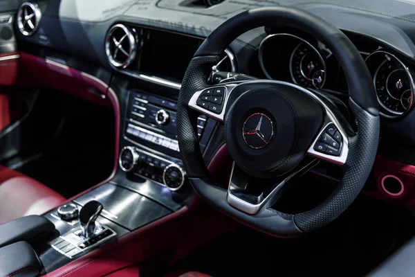 Immagine all'interno della Mercedes Benz SL 400 . — Foto Stock