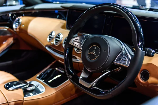 Зображення всередині автомобіля Mercedes Benz S 500 кабріолет. — стокове фото