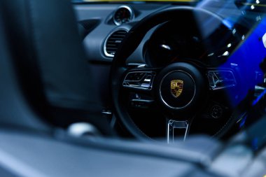 Porsche 718 Cayman araba içinde görüntü.