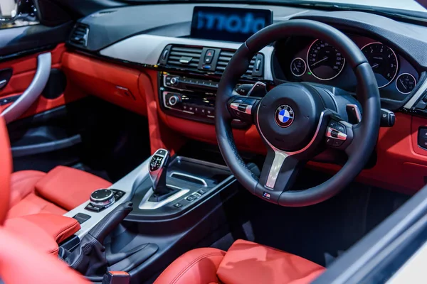Изображение внутри автомобиля BMW 420d Convertible M Sport . — стоковое фото