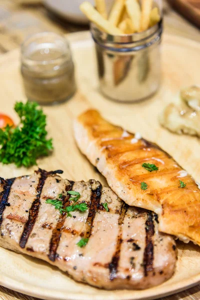 Tavuk ve somon, fırında patates ve sebze ızgara biftek