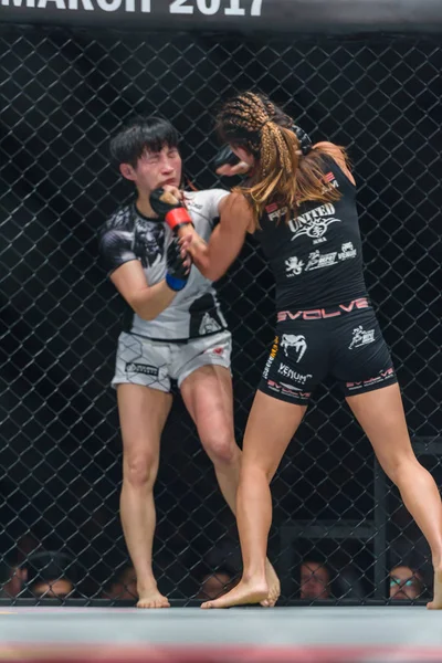 Angela Lee de Singapura e Jenny Huang de Taipei chinês em um campeonato "One: Warrior Kingdom " — Fotografia de Stock