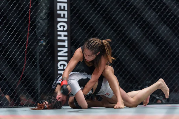 Angela Lee της Σιγκαπούρης και Jenny Χουάνγκ της κινεζικής Ταϊπέι με ένα πρωτάθλημα» μία: πολεμιστής Βασίλειο" — Φωτογραφία Αρχείου