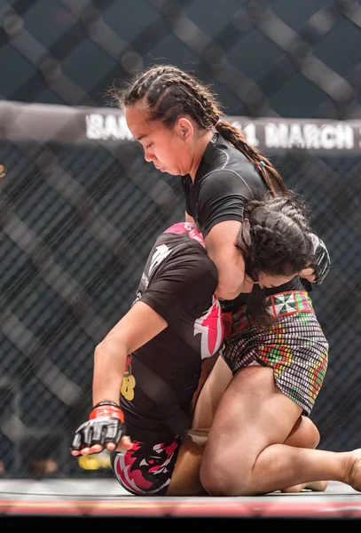 Rika Ishige "Tiny Doll" van Thailand en Audreylaura Bonifatius van Maleisië in One Championship "één: Warrior Koninkrijk" — Stockfoto