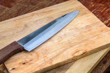 Mutfak bıçakları kahverengi ahşap zemin üzerinde.