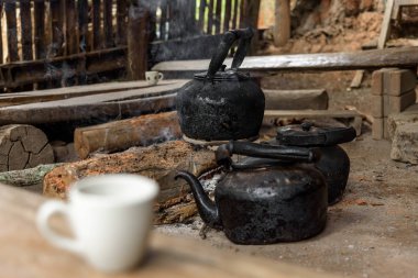 Siyah kahve içmek için yandı su ısıtıcısı.
