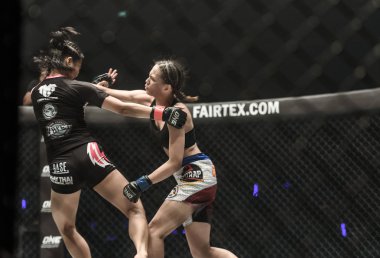 Rika 'Tiny Doll' Ishige of Thailand and Rome 'The Rebel' Trinidad of Filipinler Bir Şampiyonada 'Dünyanın Savaşçısı'