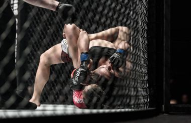 Rika 'Tiny Doll' Ishige of Thailand and Rome 'The Rebel' Trinidad of Filipinler Bir Şampiyonada 'Dünyanın Savaşçısı'