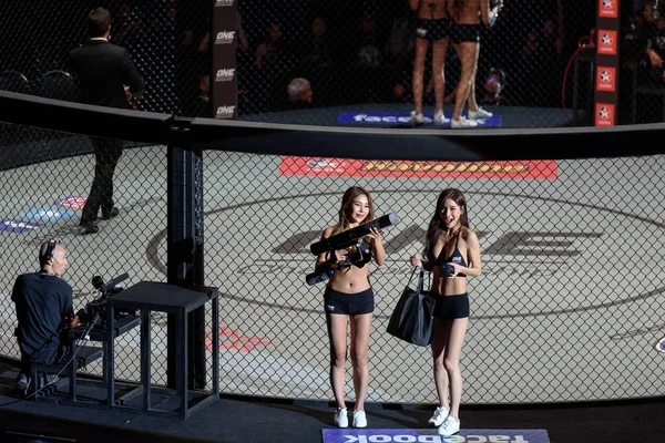 Ring Girl 'Kim Ji na' und 'Park Is Hyun' in einer Meisterschaft "Krieger der Welt" — Stockfoto