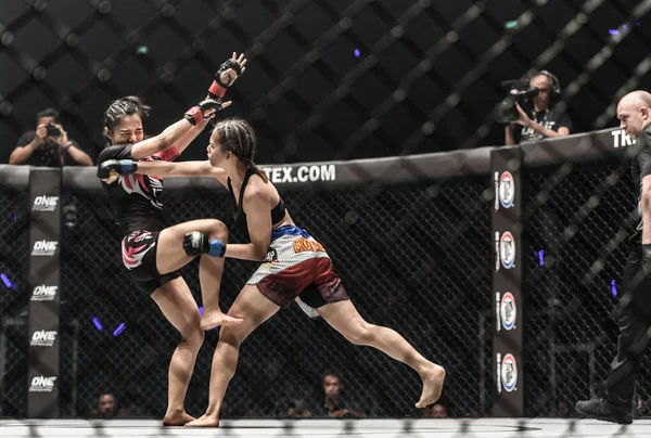 Rika "Tiny Doll" Ishige av Thailand och Rom "The Rebel" Trinidad av Filippinerna i ett mästerskap "Warrior of The World" — Stockfoto