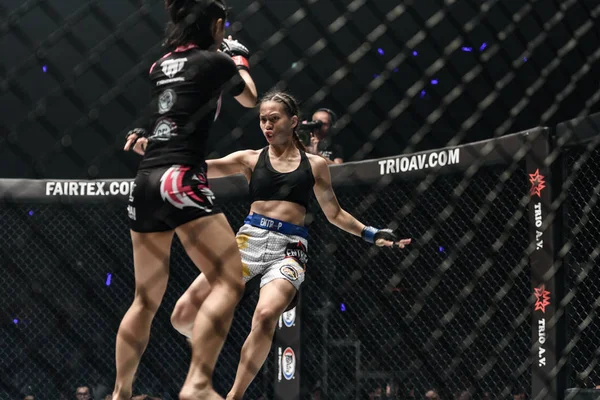 Rika 'Tiny Doll' Ishige of Thailand and Rome 'The Rebel' Trinidad of Filipinler Bir Şampiyonada 'Dünyanın Savaşçısı'