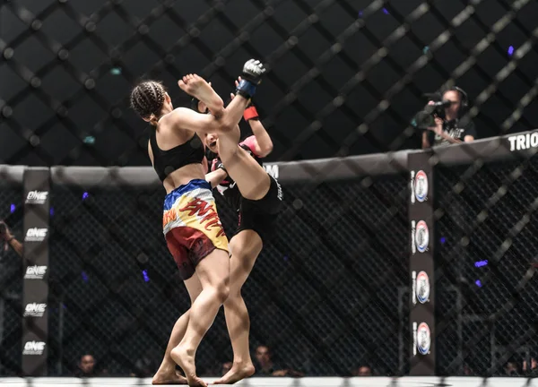 Rika 'Tiny Doll' Ishige of Thailand and Rome 'The Rebel' Trinidad of Filipinler Bir Şampiyonada 'Dünyanın Savaşçısı'