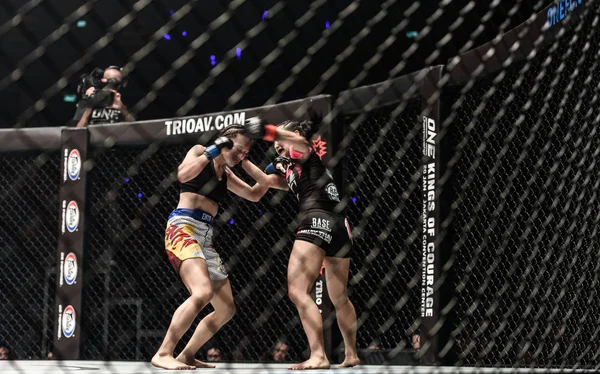 Rika 'Tiny Doll' Ishige of Thailand and Rome 'The Rebel' Trinidad of Filipinler Bir Şampiyonada 'Dünyanın Savaşçısı'