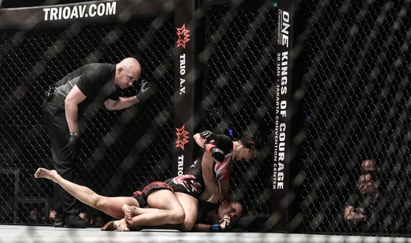 Rika 'Tiny Doll' Ishige of Thailand and Rome 'The Rebel' Trinidad of Filipinler Bir Şampiyonada 'Dünyanın Savaşçısı'