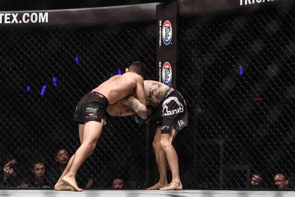 Christian Lee of Singapore and Kotetsu 'No Face' Boku of Japan in One Championship — Stock Photo, Image