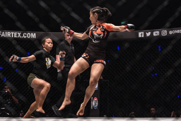 Angelie Sabanal das Filipinas e Rika Ishige da Tailândia em um campeonato: IRON WILL — Fotografia de Stock