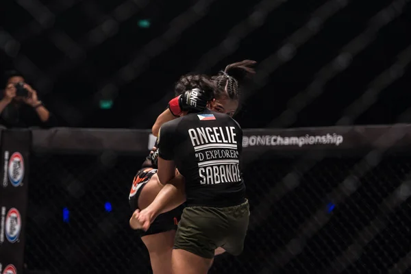 Angelie Sabanal das Filipinas e Rika Ishige da Tailândia em um campeonato: IRON WILL — Fotografia de Stock