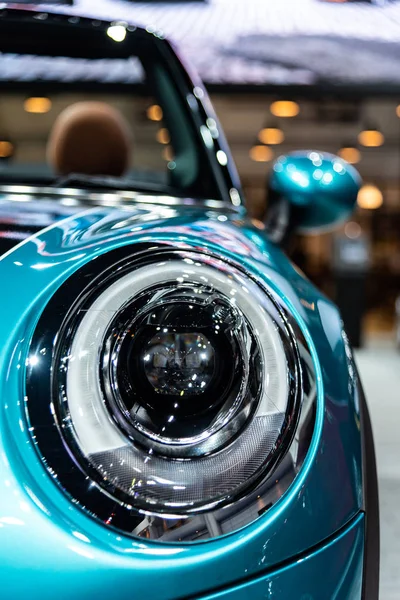 Scheinwerfer von Mini-Küfern: Cabrio auf der 39. Internationalen Automobilausstellung in Bangkok: Revolution in Bewegung. — Stockfoto