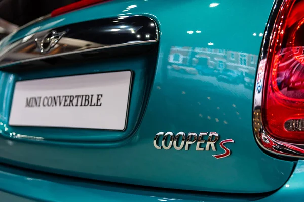 Mini Cooper S: Convertible en exhibición en el 39º Salón Internacional del Automóvil de Bangkok: Revolución en movimiento . Fotos de stock libres de derechos