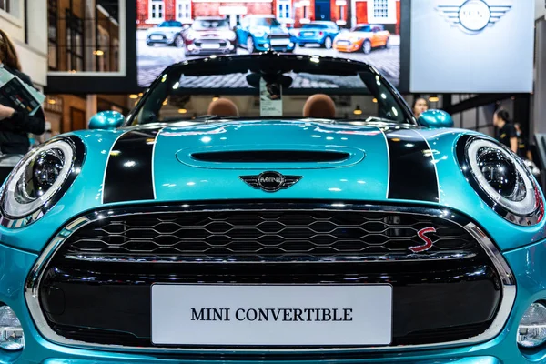 Mini Cooper S: Convertible en exhibición en el 39º Salón Internacional del Automóvil de Bangkok: Revolución en movimiento . Imagen de stock