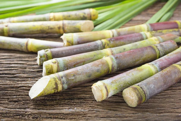 Närbild av sockerrör på trä bakgrund — Stockfoto