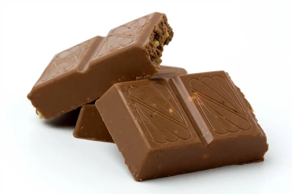 Chocolade geïsoleerd op witte achtergrond. — Stockfoto