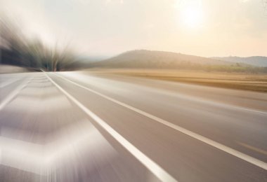 yol boyunca güneşli gün batımında dağ üstünde tepe.