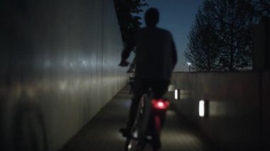 Gece şehir ve gece bisikletçi