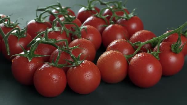 Verduras Frescas Lavadas Tomate Fondo Negro — Vídeo de stock