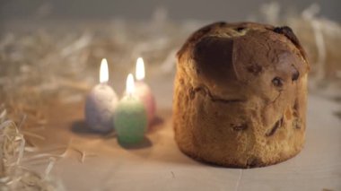 Ahşap bir tablo Easter pasta çevresinde mumlar