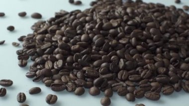 Kahve çekirdekleri beyaz bir tablo