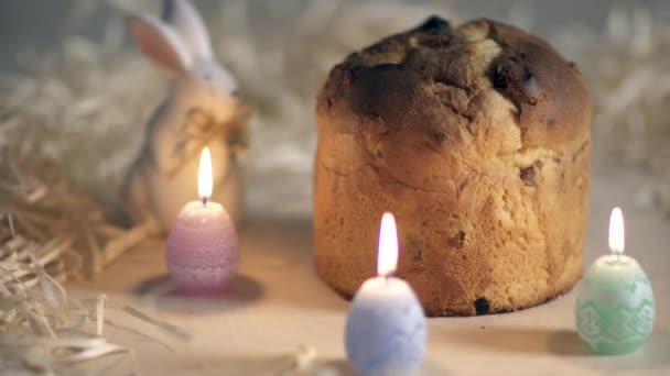 Tarte Pâques Entourée Bougies Lapin Sur Une Table Bois — Video