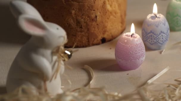 Velas Decoración Alrededor Del Pastel Pascua Una Mesa Madera — Vídeos de Stock