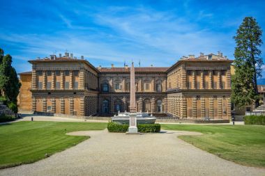Palazzo Pitti Floransa Bahçe cephe / Pitti Palace dört müzeler ayrılmıştır: Hazine büyük Dükü zemin katta Palatine Galerisi ve Modern Sanat Galerisi birinci katta Royal Apartments.