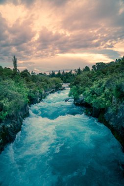 Huka Falls, Taupo, Yeni Zelanda - güzel manzara, günbatımı / Huka Falls gürleyen bir 11 metre uzunluğunda yüksek şelale ve en çok ziyaret edilen ve çok fotoğrafı çekilen doğal cazibe Yeni Zelanda.