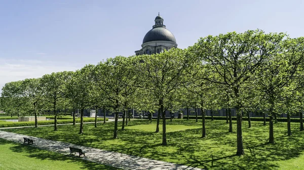 War memorial in the courtyard — Stock Photo, Image